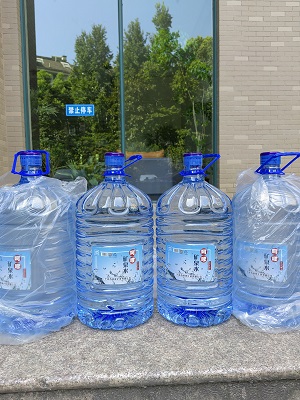 呵嗲   天然矿泉水